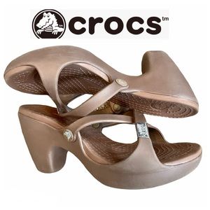 Crocs Tan heeled Sandals Sz 9. 🐊 Like New!